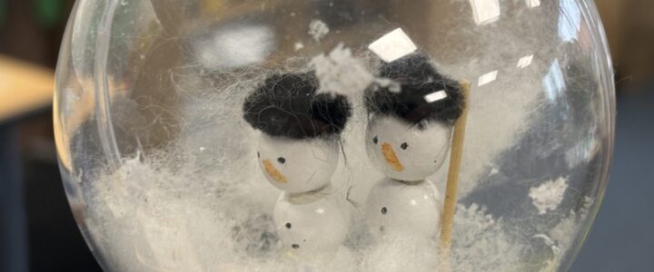 Adventszauber Kaltenweide – Die Grundschule schmückt unseren großen Tannenbaum Adventszauber Kaltenweide – Die Grundschule schmückt unseren großen Tannenbaum