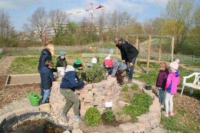 Heilkräuter – Pflanzaktion im Blumen- & Gemüsegarten Heilkräuter-Pflanzaktion im Blumengarten (09.04.2019)