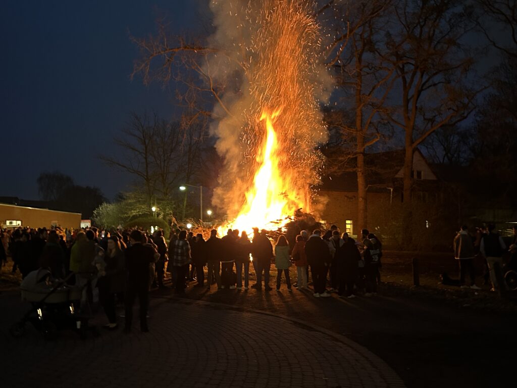 (c) 2024 Florian Windeck | Osterfeuer in Kaltenweide