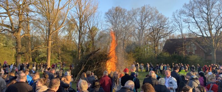 (c) 2022 - Florian Windeck | Osterfeuer in Kaltenweide